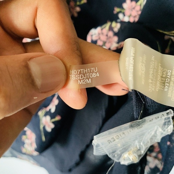 Tommy Hilfiger Women’s Long Sleeve Ruffled Front Floral Print Top Blouse Size S - Picture 8 of 12